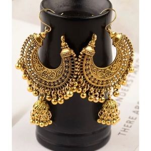 Dangling ethnic fashion earrings